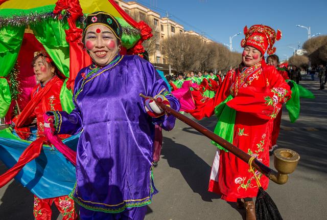 巴里坤：花馍锅盔黑走马，腰鼓声声响震天