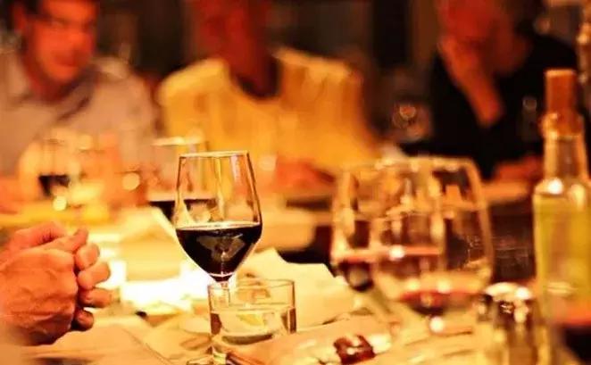 阿里领导性侵女下属，竟又去大厂应聘，受害者应该用聪颖维权