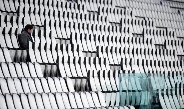 国外足球联赛疫情停摆,足球疫情停摆