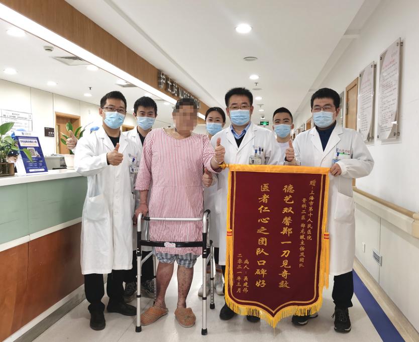 男子脚骨折去医院,男子脚伤手术后仍一瘸一拐