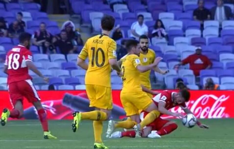 倒地+手球皆遭无视！两次业余判罚遭球迷怒怼：裁判为西亚真拼了