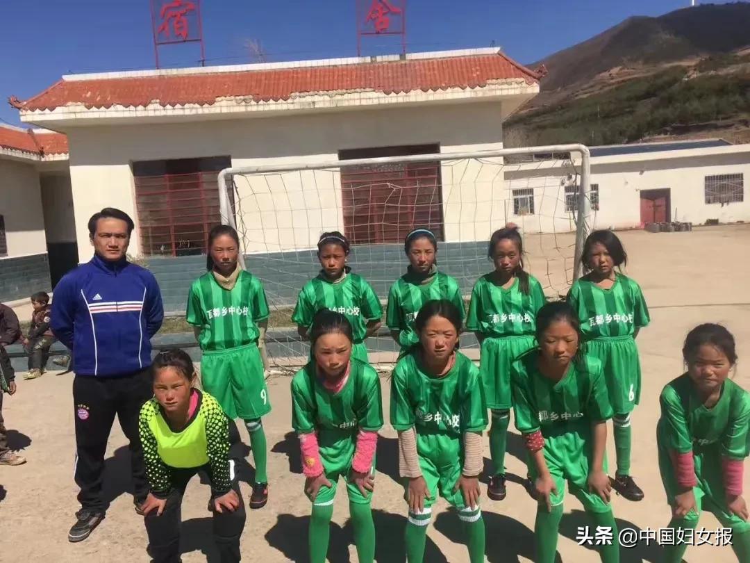 一群女孩踢球,大山里走出女子足球队