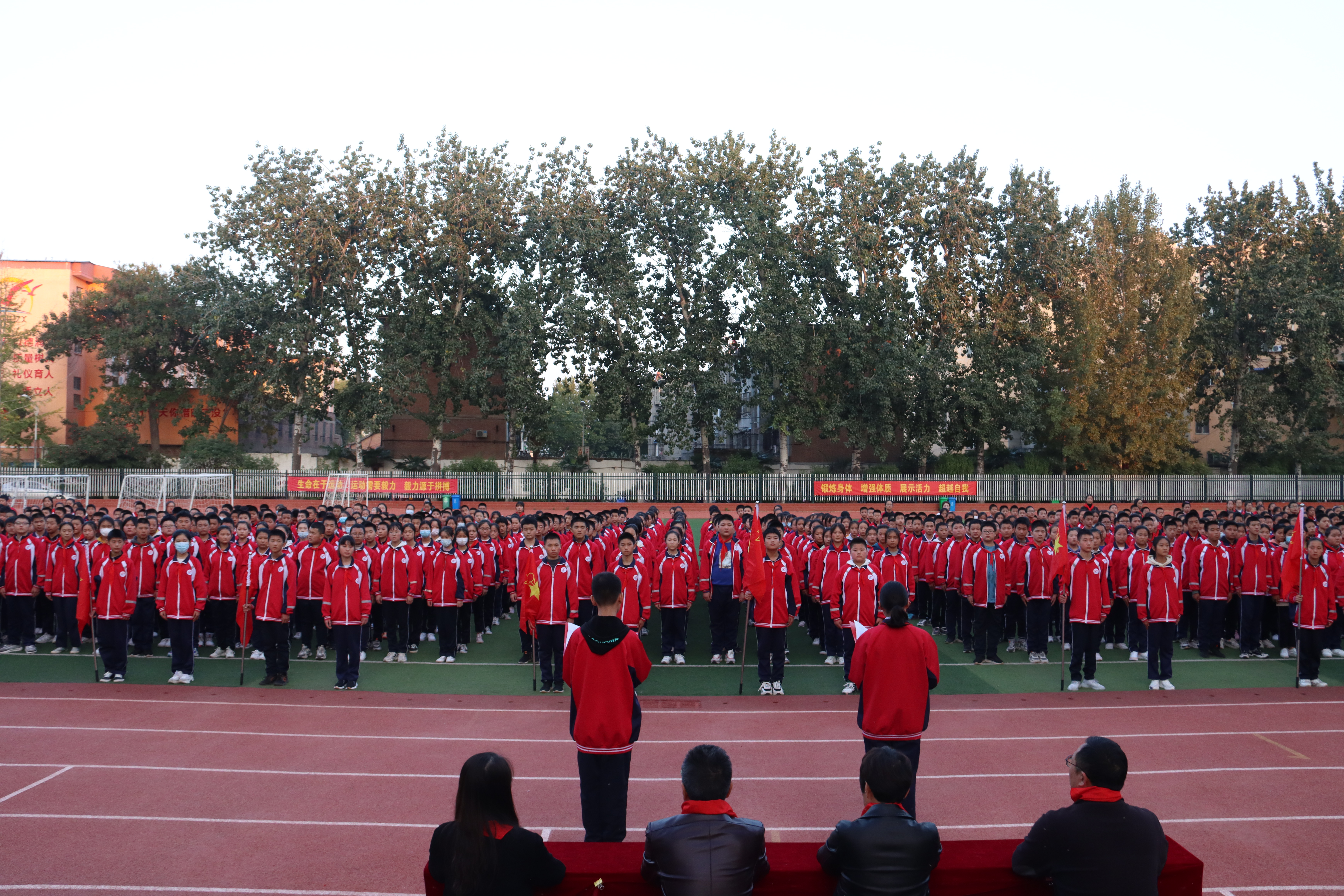 队旗高高飘扬梦想扬帆起航——开封市化建中学举行2021级编队仪式