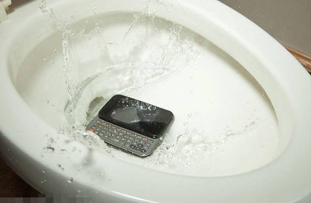 面试官100元掉厕所,面试时面试官东西掉了怎么办