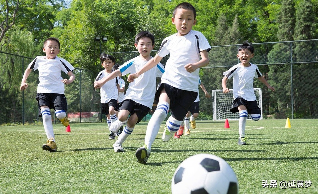 该支持孩子踢足球吗,谁会让自己的孩子踢足球
