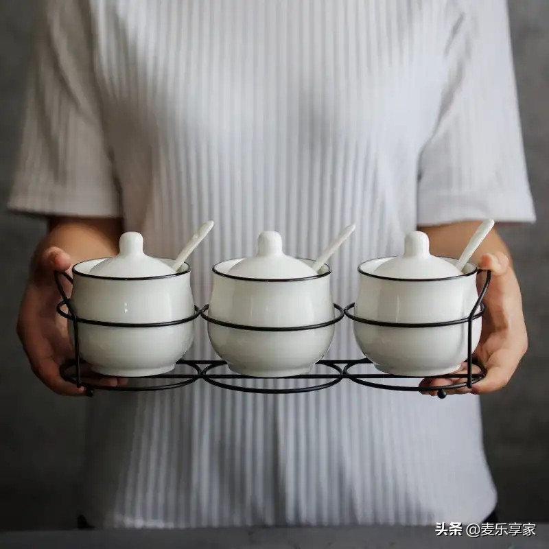 家里的厨房安上这样一个置物架,厨房装哪种置物架方便又好看