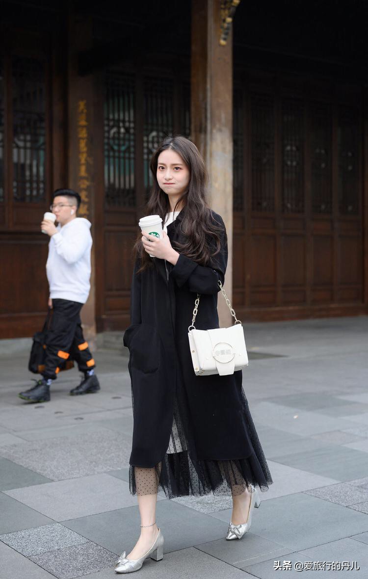 人人都有的黑色大衣如何搭,女士风衣怎么穿出高级感