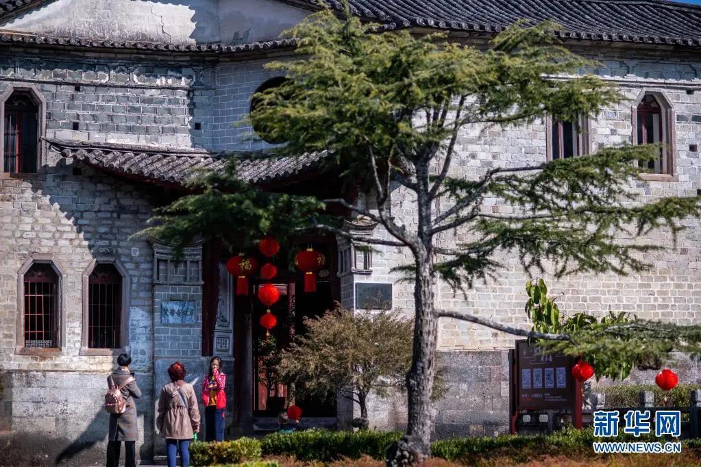 让历史照亮未来——跟着习*平近**总书记的足迹学习*党**史