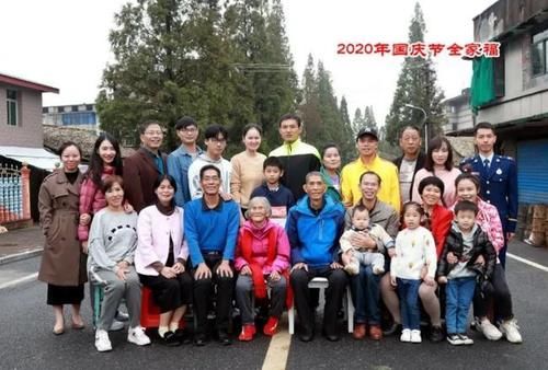 50岁老头捡破烂养大弃婴,当年50岁老汉捡破烂意外收养弃婴