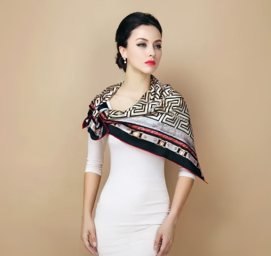 适合冬天里的丝巾,冬天丝巾的系法教程短视频