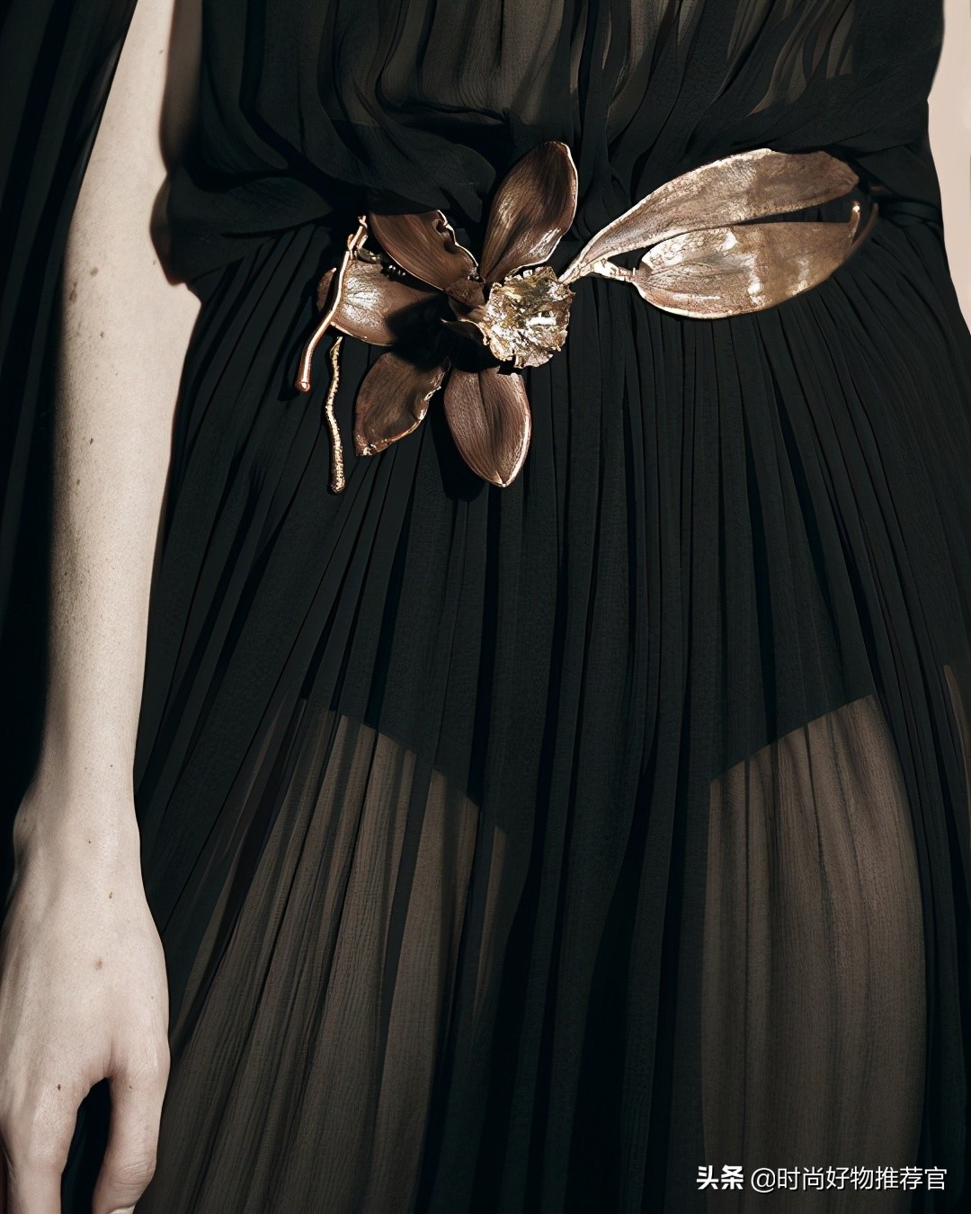 ysl黑色小西装金色logo,ysl心形豹纹复古白色