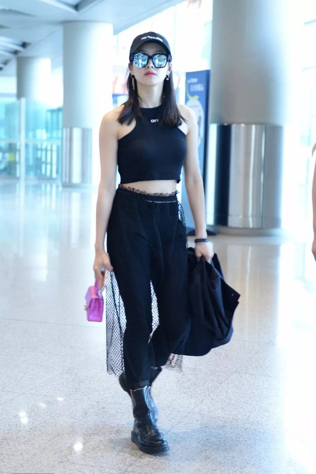 张柏芝胆子好大！穿条黑色礼裙露肚脐太抢镜了，气质形象很到位