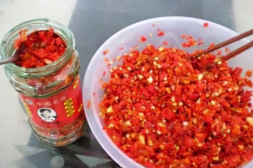 做剁辣椒除了放盐还要放什么吗,做剁辣椒时放什么不会酸