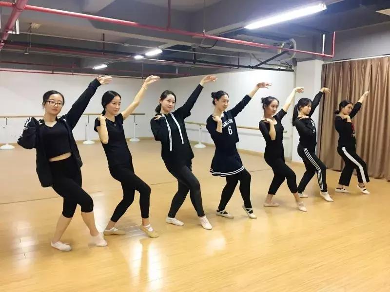 苏科舞蹈团在龙潭湖,苏科舞蹈团