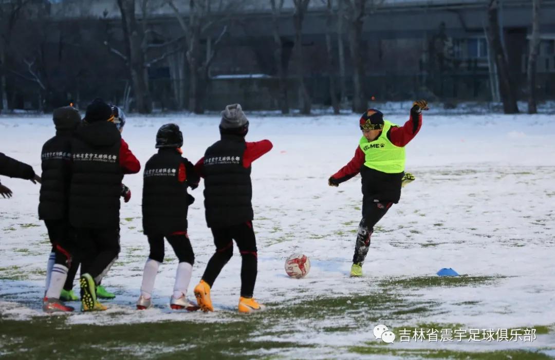 雪地快乐踢球,冰天雪地足球