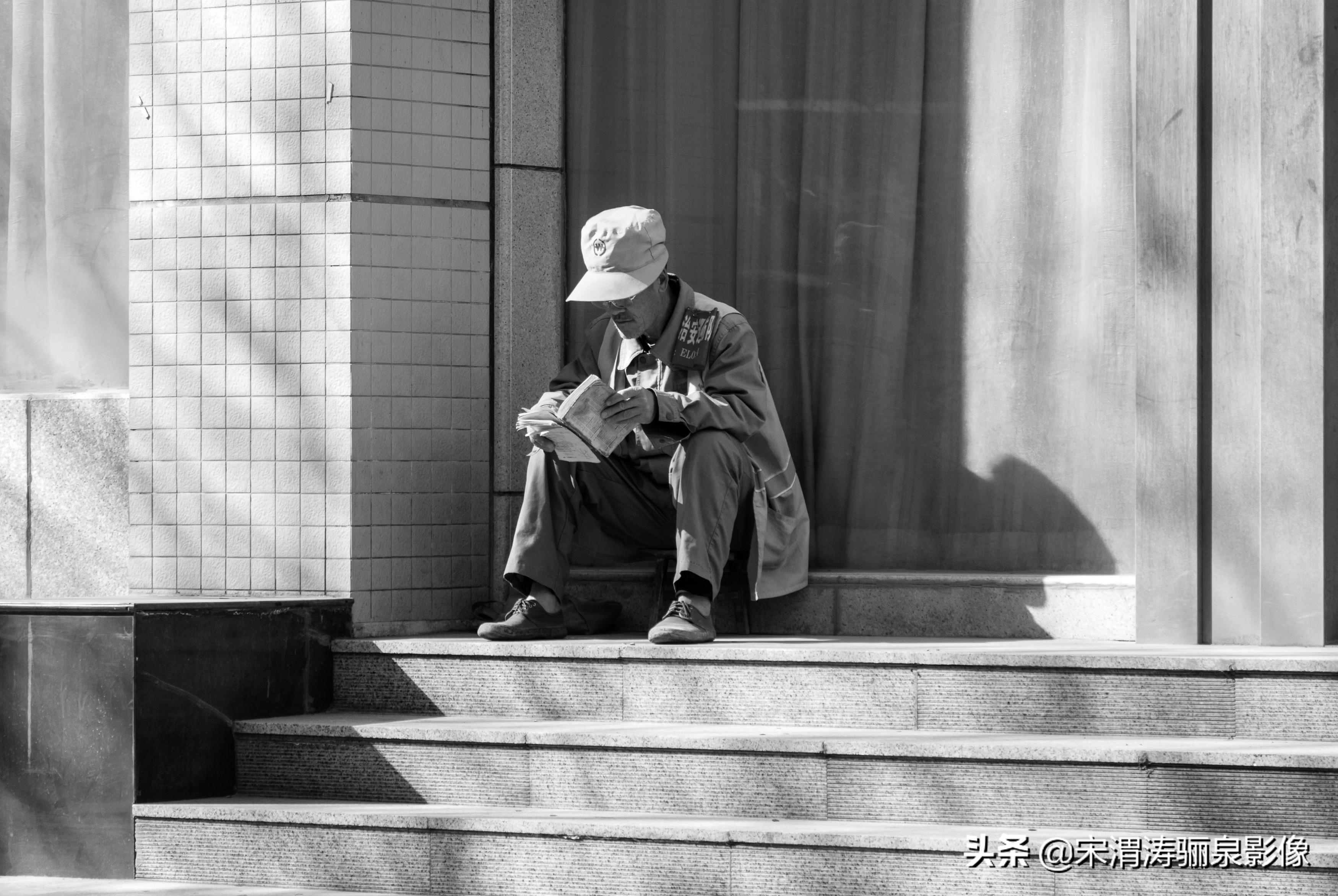 他排除残疾的身体，努力在工作之余记录和反映草根人群的生存状况