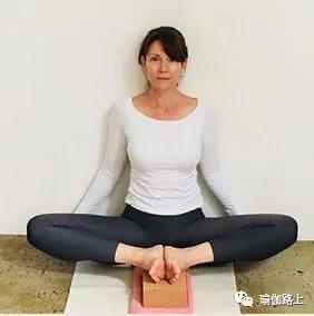 练瑜伽膝盖肿了怎么办,瑜伽束角式一侧膝盖高