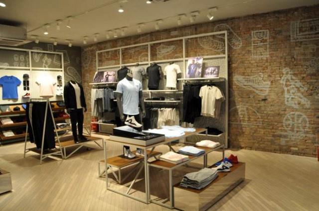 火过班尼路，强过堡狮龙，这个港资服装品牌的日子也不好过！