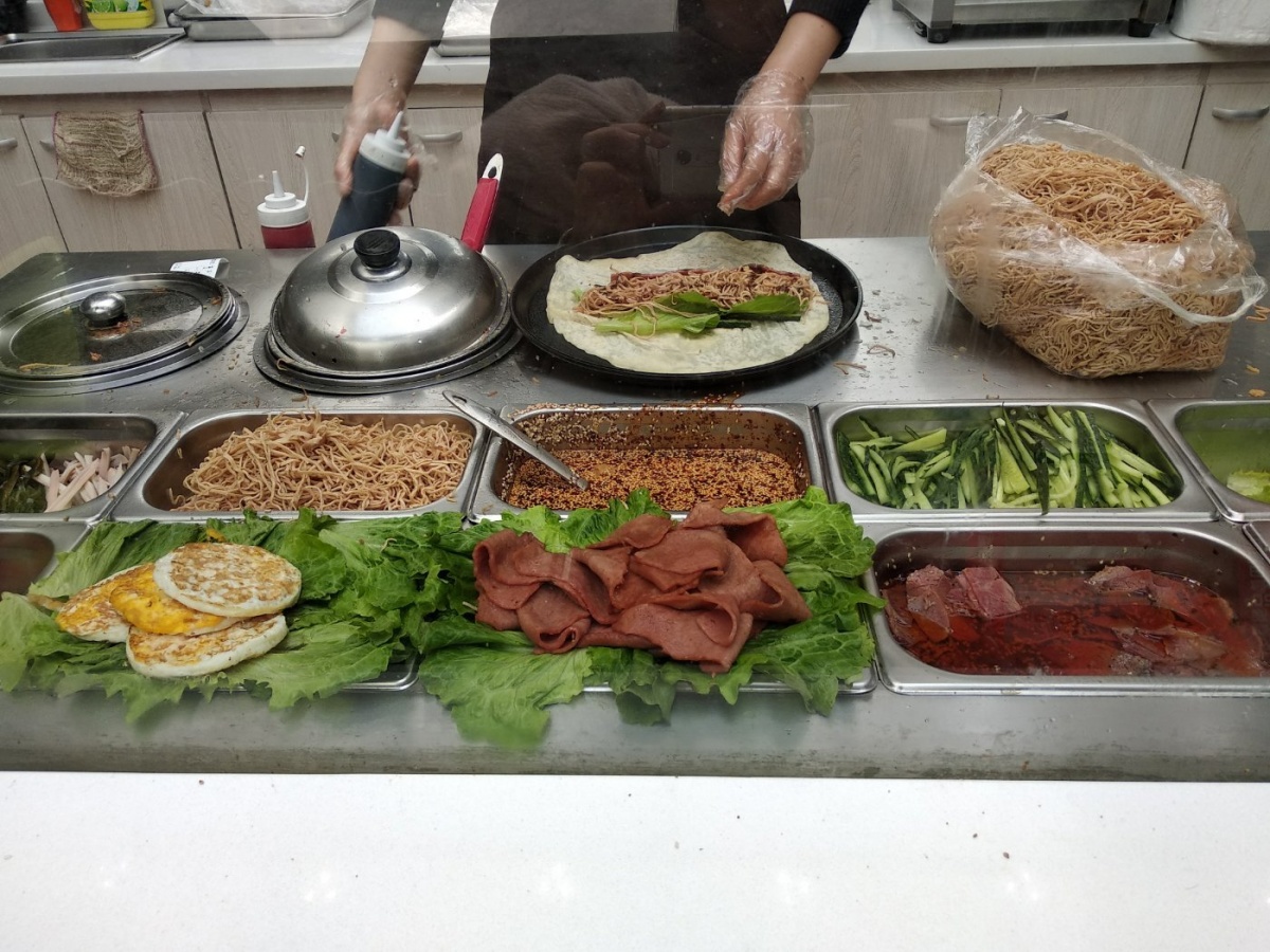 洛阳这家看上去简陋小店，是我的新宠，一到饭点就排队