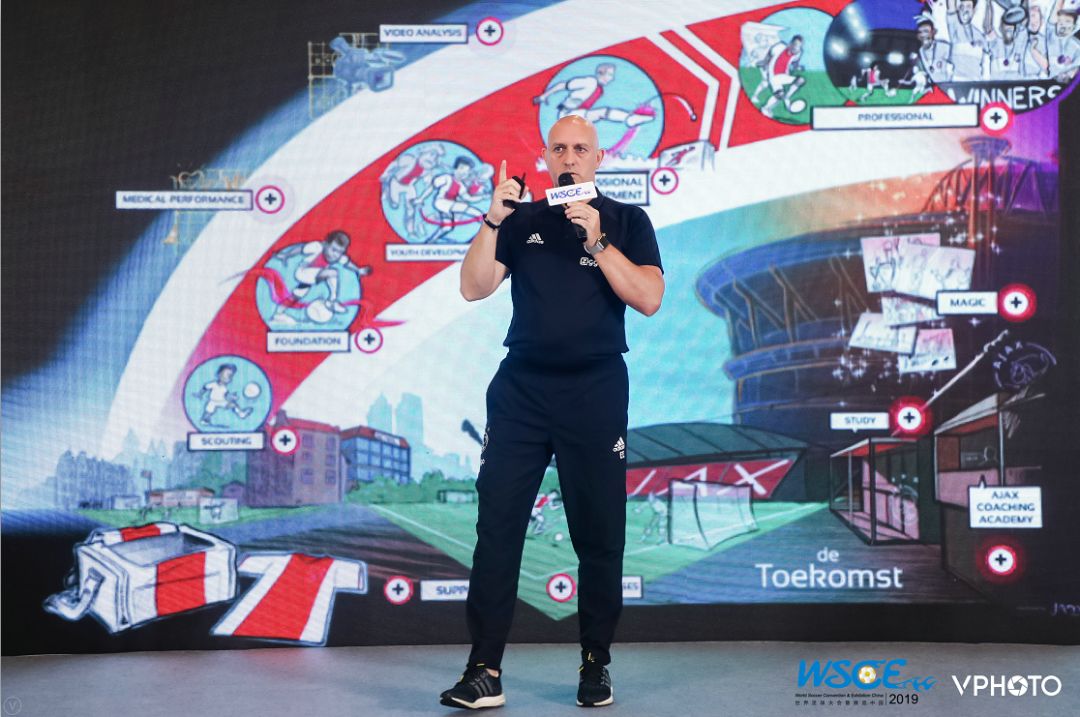 章鱼帝专访阿贾克斯官员：中国青训需改变，球员不会独立做决策