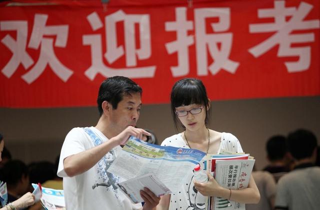 大学生考公务员需要准备什么资料,大学生考公务员需要考什么科目