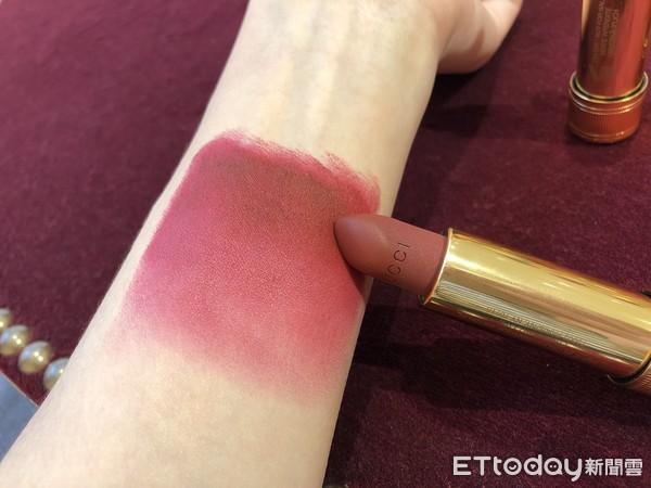 gucci黑管碎花唇膏,gucci古驰蓝管04号润唇膏口红试色