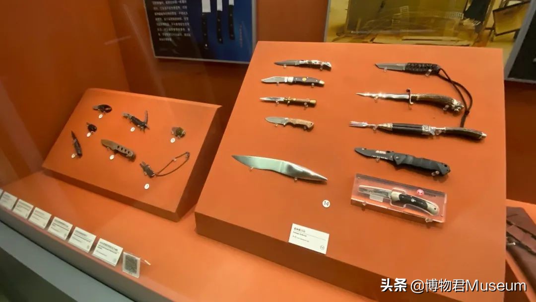 物开一刃为“刀”，两面*刃开**为“剑”，双刀相交为“剪”