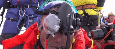 26岁登上了人生第一座雪山,他失去双腿后69岁再次登上珠峰