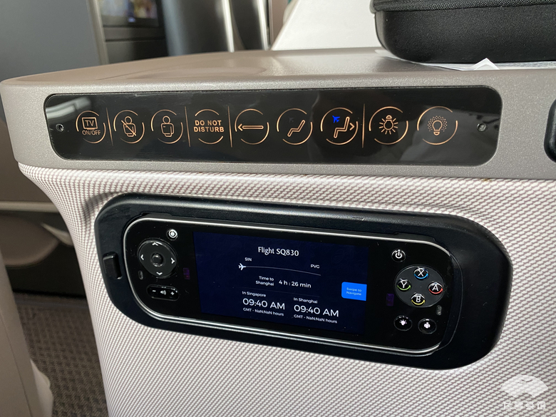 这种专业让人折服！在毫无服务的情况下，空姐仍能准确地姓氏称呼