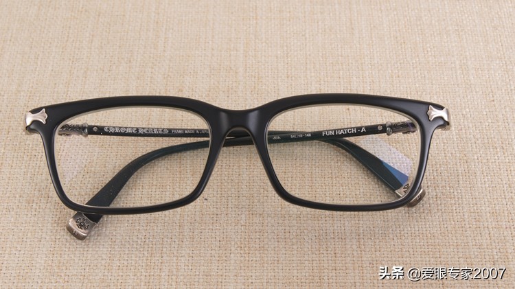 板材眼镜鼻托掉了怎么配,板材眼镜鼻托如何卸下来