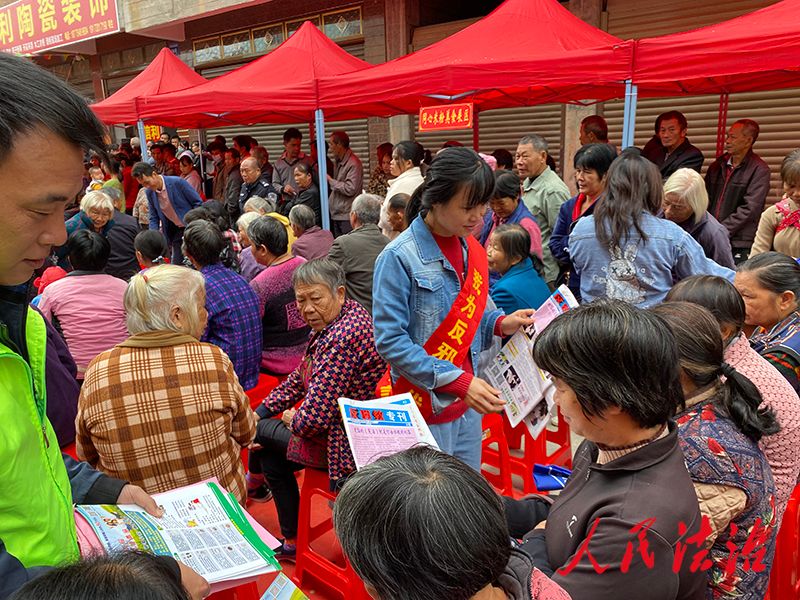 品尝美食不信邪倡导文明新风尚——广西藤县反*教邪**宣传融入“同心米粉美食节”