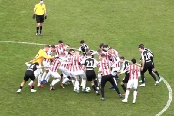 足球10人围球战术,足球可以用两腿夹球护球算犯规吗