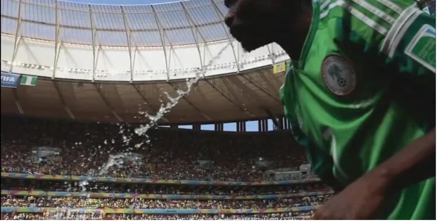 为什么足球运动员边喝水边吐水,为什么足球运动员喝水要吐掉