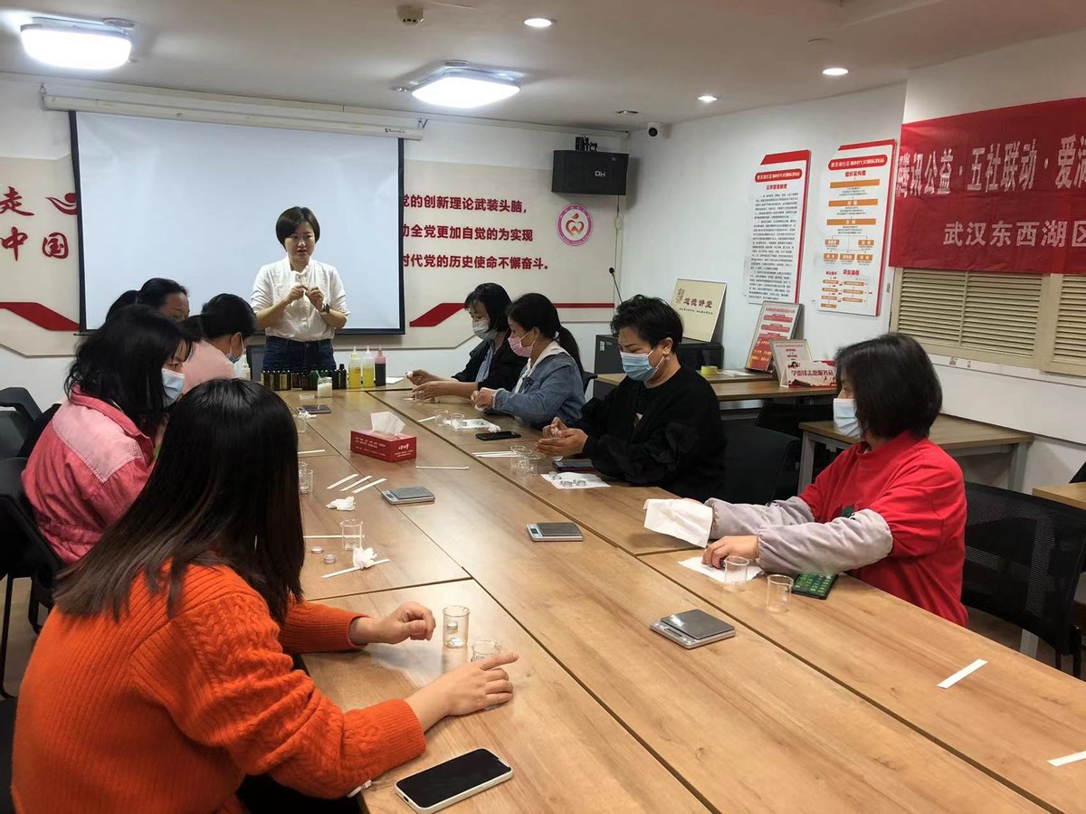 爱满荆楚｜关爱女性，黑泥湖社区小组活动“手工DIY紫草药膏”