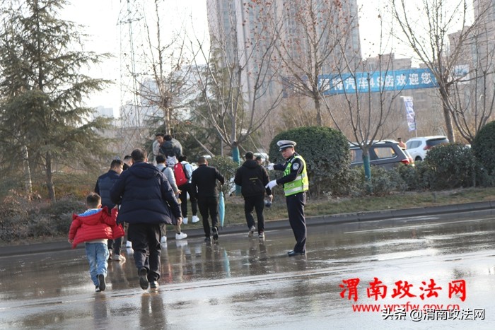 高新交警大队圆满完成2019年首场足球赛安保任务（图）