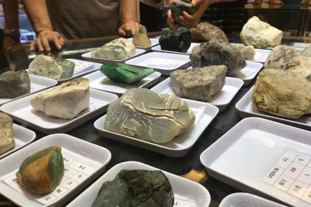 去缅甸买翡翠原石比国内便宜吗,缅甸翡翠手镯哪里买比较便宜