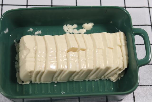 皮蛋豆腐的皮蛋怎么切,切皮蛋丁不粘刀小窍门