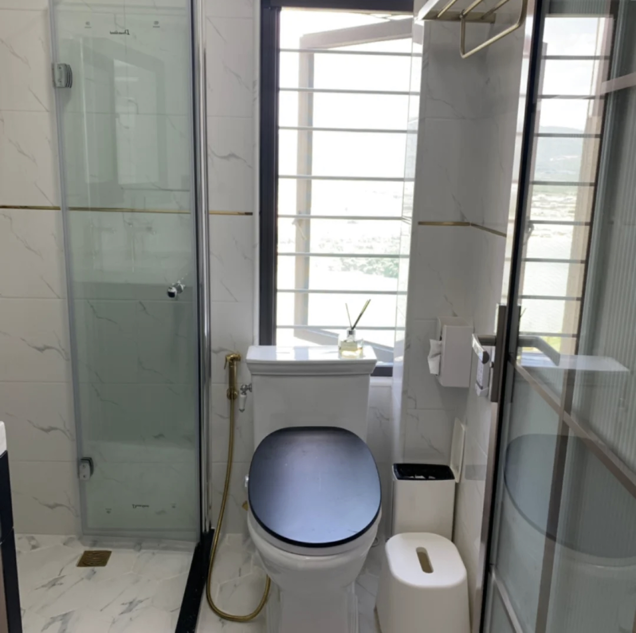 卫生间太小放不了卫浴柜,卫生间太小放不下浴缸