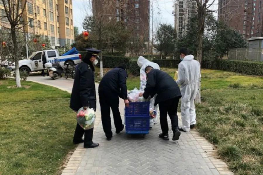 疫情再次来袭城管队员义不容辞 (城管如何做好新一轮的疫情防控)