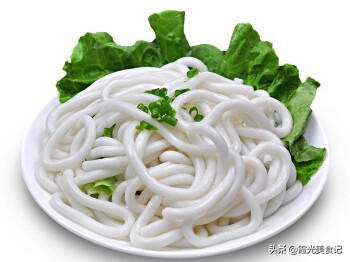 天太冷了吃热乎乎的砂锅土豆粉,热乎乎的砂锅土豆粉