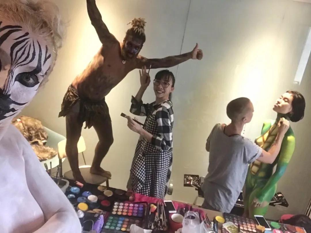 自由职业者时尚博主和人体彩绘化妆师的故事