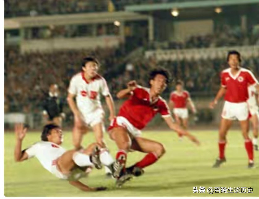 *小平邓**：足球上不去，老百姓要骂娘，这也是一种政治