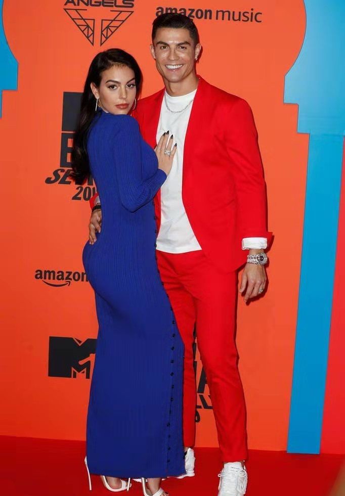 c罗头球热搜第一,c罗穿紫色球服与乔治娜