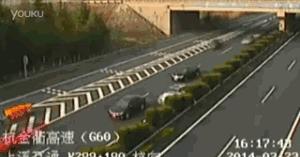 司机一个举动挽救了三个家庭,司机一个举动救了一个女孩