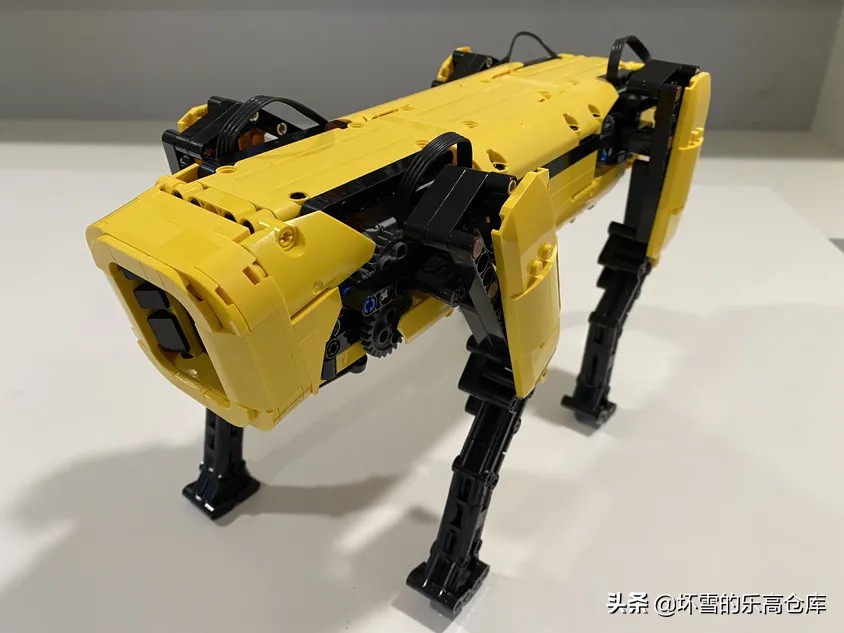 用乐高搭建机器狗，这种冷门题材是不是你的菜？
