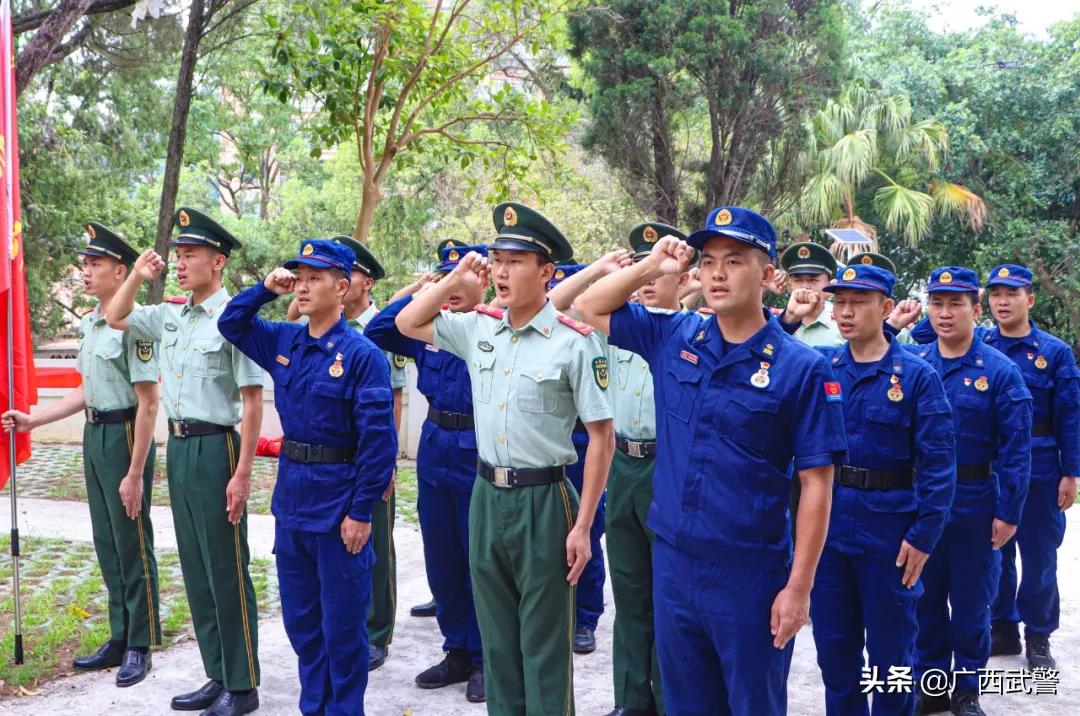 橄榄绿+火焰蓝？嗯，是相得益彰的感觉！