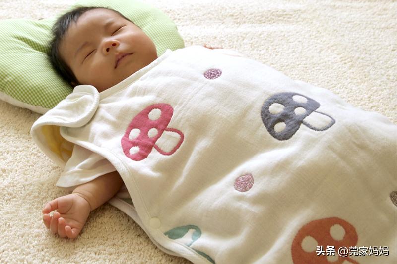 宝宝身体很凉却一直蹬被子,宝宝秋凉晚上睡觉蹬被子怎么办