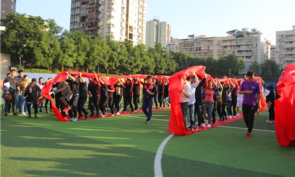 适合学生100人团建游戏,团建最火的十个项目游戏推荐