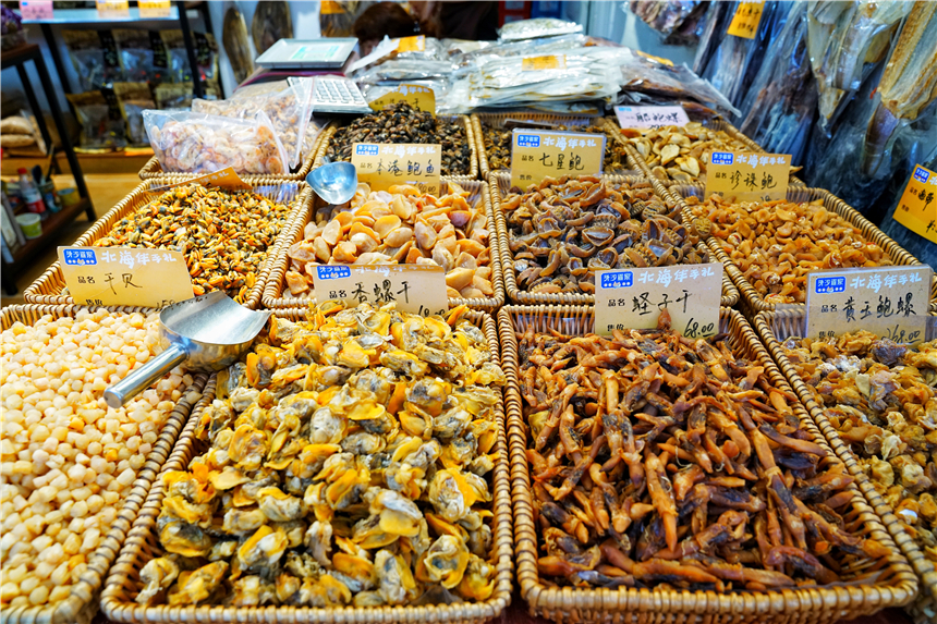 北海旅游，鲜榨果汁6块深海鲍鱼1.2元，东北大哥为何在此居住30年