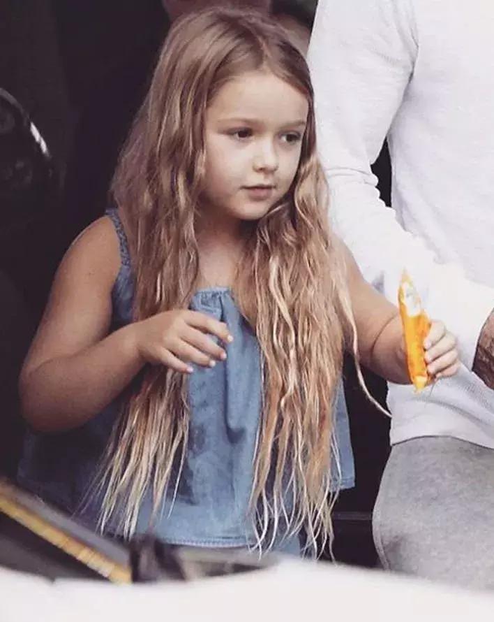 她剪个短发抢尽贝嫂风头！买别墅学骑马，被宠大的孩子有多幸福？